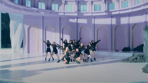 LOONAverse: The Global K-Pop Invasion Led by LOONA!